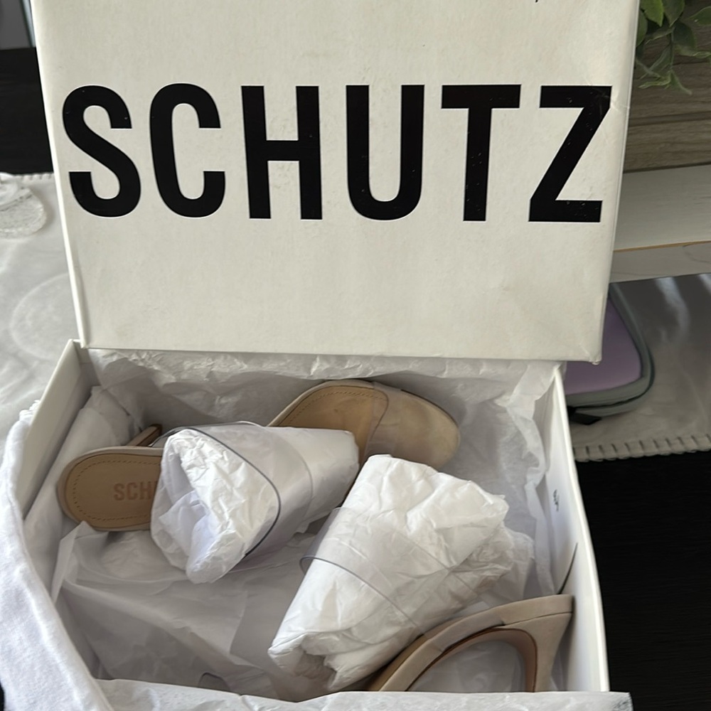 Schutz Ariella vinyls/nude heels size 7